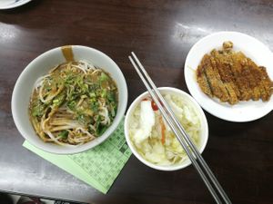 Sesame noodles, pickles cabbage, vegan fried chicken (made from mushrooms) at Xiū Yuán SùShí 修圓素食 Sho Yuan Su Shih in Taipei