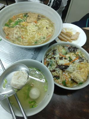 Short rice noodles with vegetarian seafood soup, vegetarian chinese goose, stewed rice with mixed vegetables, vegetarian meat ball soup at Xiū Yuán SùShí 修圓素食 Sho Yuan Su Shih in Taipei