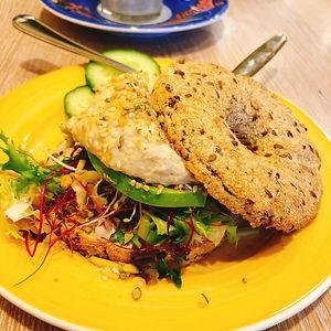 Prana bagel (prana bagel bread contains egg so order different bread for completely vegan) topping is vegan! Hummus& avocado tomato slaw at Bagels & Beans in Deventer