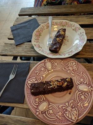 Raw choco noten cakeje mmmm at Zest for Life in Amsterdam