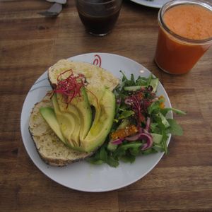 Bagel with avocado & carrot and ginger juice at White Crow in Berlin