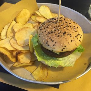 Vegan burger & fresh chips (€9) at Ferrovecchio in Rome