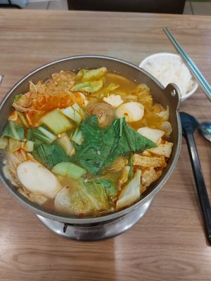 Stinky tofu and mushroom hot pot at Quán Zhēn SùShí 全真素食 in Taipei