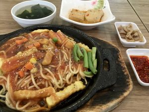 Vegan sizzling pasta plate with stinky tofu as a side and free seaweed soup  at Quán Zhēn SùShí 全真素食 in Taipei