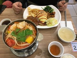 Steak with omlette and fries plus hotpot at Quán Zhēn SùShí 全真素食 in Taipei