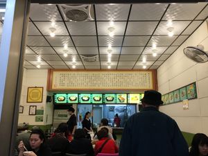 Inside, lots of people  at Quán Zhēn SùShí 全真素食 in Taipei