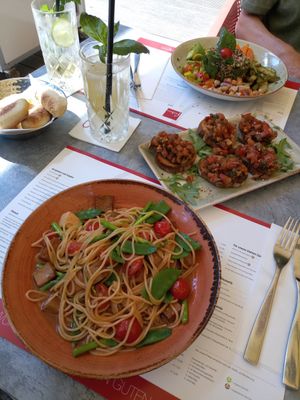 Vegan bruschetta starter, vegan spaghetti with aspergerus, sesamy and tofu, vegan salad bowl + bread - total price (with drinks) ca. 40€ at Ferbers in Aachen
