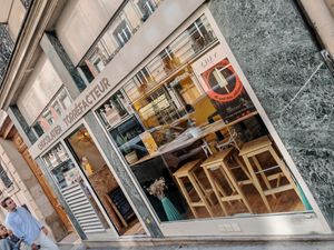 New facade at Ara Chocolat in Paris