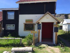 looks like a house on the corner at Curcuma in El Chalten