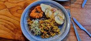 The burger comes with fried rosemary potatoes at Curcuma in El Chalten