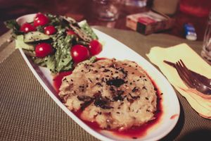 hamburger with salad at Fior di Cucuzza in Matera