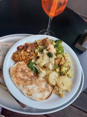 Tried different types of tofu, both super tasty 🤤 The curry on the right was my fav. Naan was ok nothing special. at Hiltl - Dachterrasse in Zurich