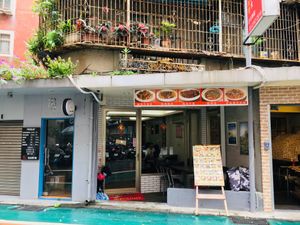Outside of resturant  at Hé Shùn Xiāng 和順鄉雲南特色素食 in Taipei
