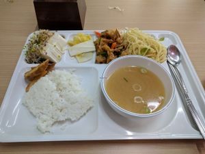 April 25th, 2017 menu. Silken tofu, white kimchi, deep fried mushrooms with sweet sauce, spaghetti aglio e olio , potato wedges, coleslaw, & rice at Seoul National University Vegan Buffet 서울대학교 채식뷔페 in Seoul