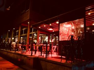 Outside seating  at Solstice Pizza in Hood River