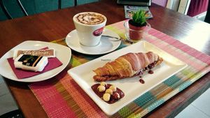 veg croissant with "nutella" hand made
croissant vegano con "nutella" casera at B12 in Los Cristianos