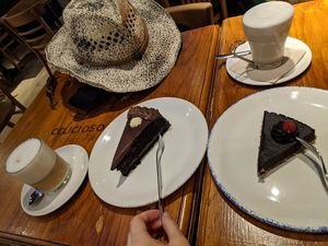 Links Drei Schokoladen Torte, rechts rohe Avocado Schoko Torte at Celicioso - Hortaleza in Madrid