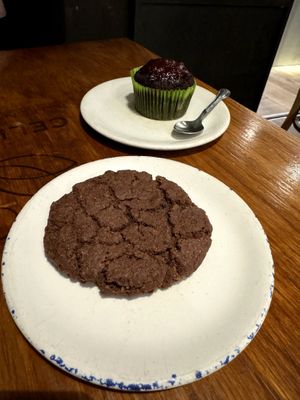 Chocolate & strawberry cupcake + Chocolate cookie (both vegan) at Celicioso - Hortaleza in Madrid