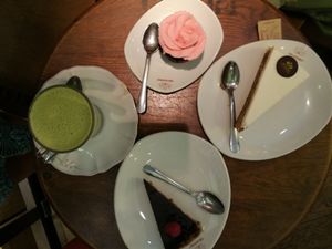 I ate raw chocolate cake and matcha latte with coconut milk (vegan) at Celicioso - Hortaleza in Madrid
