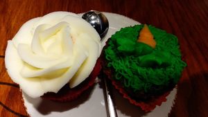 Red velvet and carrot cupcakes at Celicioso - Hortaleza in Madrid
