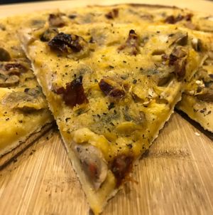 mushroom pizza photo by Niki Riga at Loving Hut  in Moscow