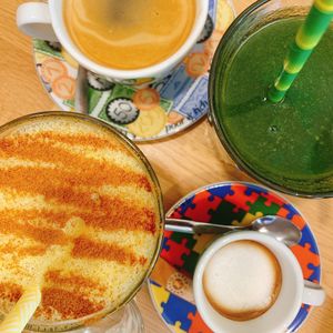 Golden almond latte en jungle juice  at Bagels & Beans in Enschede