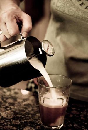 Alle soorten plantaardige varianten op koemelk  at Bagels & Beans in Enschede