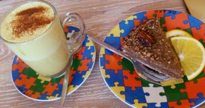 Kurkuma Chai Latte with a piece of pecan pie at Bagels & Beans - Zwanestraat in Groningen