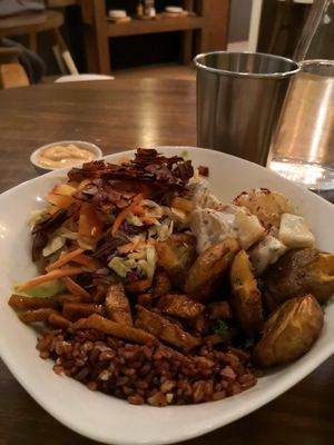 They serve 100% vegetarian. It's safe to eat here but foods contain garlic and 🥚 at Green Bar in Makati