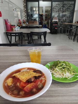 Was nearby.. revisit this nice vegetarian shop. 🍅 Tomato soup noodle .. yummy .. very affordable price at Quan Chay 103 in Ho Chi Minh City