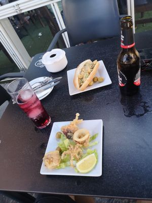 Yo pedí clamares pero mi esposa pidió bocadillo de seitan veganesa at Vintage 54 in Almeria