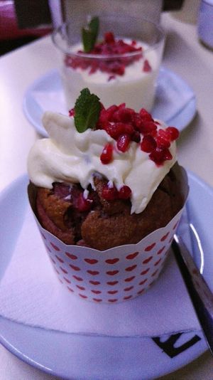 strawberry muffin at Vintage 54 in Almeria