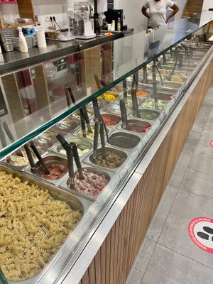 Salad bar at Le Saladier Bio in Lamentin