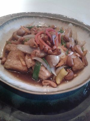 tofu pad pak. Salteado de verduras de temporada al dente, con tofú frito at Thai Garden 2112 in Panama City