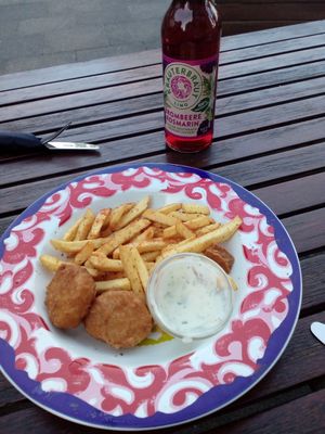 Pommes megaaaaa lecker!!! Chicken style nuggets ok. Dip super lecker😄 (vegan) at El Sombrero Verde in Kiel