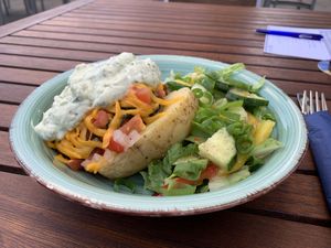 Gepackene Kartoffel mit Spinat, Tomate, veganem Käse u.a. at El Sombrero Verde in Kiel