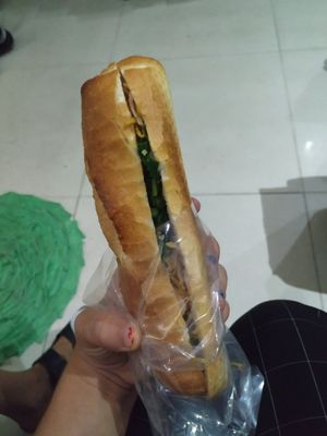 When you go there early in the morning you can buy Bánh Mì (15k vnd) with vegetables and vegan scrambled egg at Dinh Y in Ho Chi Minh City