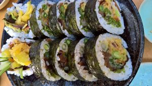 Mixed veggies with a fried crunchy at Youmiko Vegan Sushi - Hoża in Warsaw