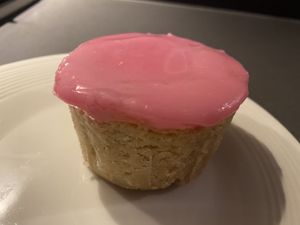 Roze koek at Sencha Lunchstore in Alkmaar