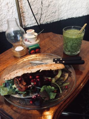 Pulled jackfruit with a green smoothie at Sencha Lunchstore in Alkmaar