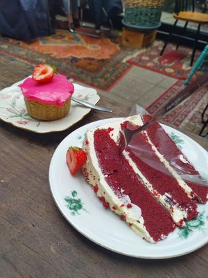 Vegan 'roze koek' and red velvet cake - YUM at Sencha Lunchstore in Alkmaar