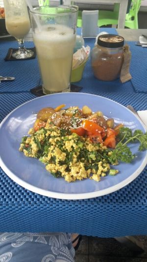 scrambled tofu and banana shake at Refresh in Manggis