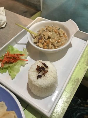 Vegetable cashew curry at Refresh in Manggis