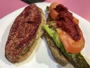 Perrito alegre de champiñones, garbanzos y remolacha  at VA De BO in Mallorca