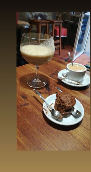 Magdalena de chocolate vegana y batido de platano con avena, higos y muchos más. Un 10! at VA De BO in Mallorca