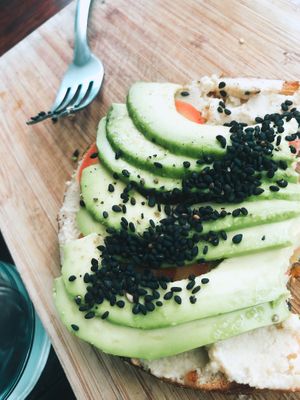 bagel de hummus y aguacate at The Pitted Date in Playa Del Carmen