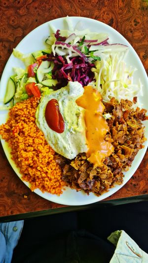 Vöner-Teller mit allen veganen Saucen at Lavash in Hannover