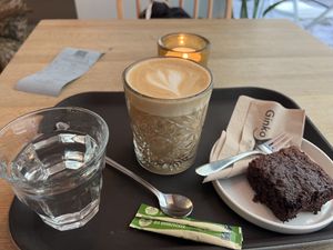 Café Latte (Hafer) und ein Brownie  at Ginko - Greenhouse in Graz
