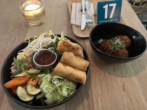 Bowl mit Frühlingsrollen und extra Falafel 🧆   at Ginko - Greenhouse in Graz