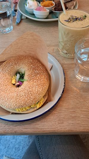 breakfast bagel and strawberry mint smoothie at Ginko - Greenhouse in Graz